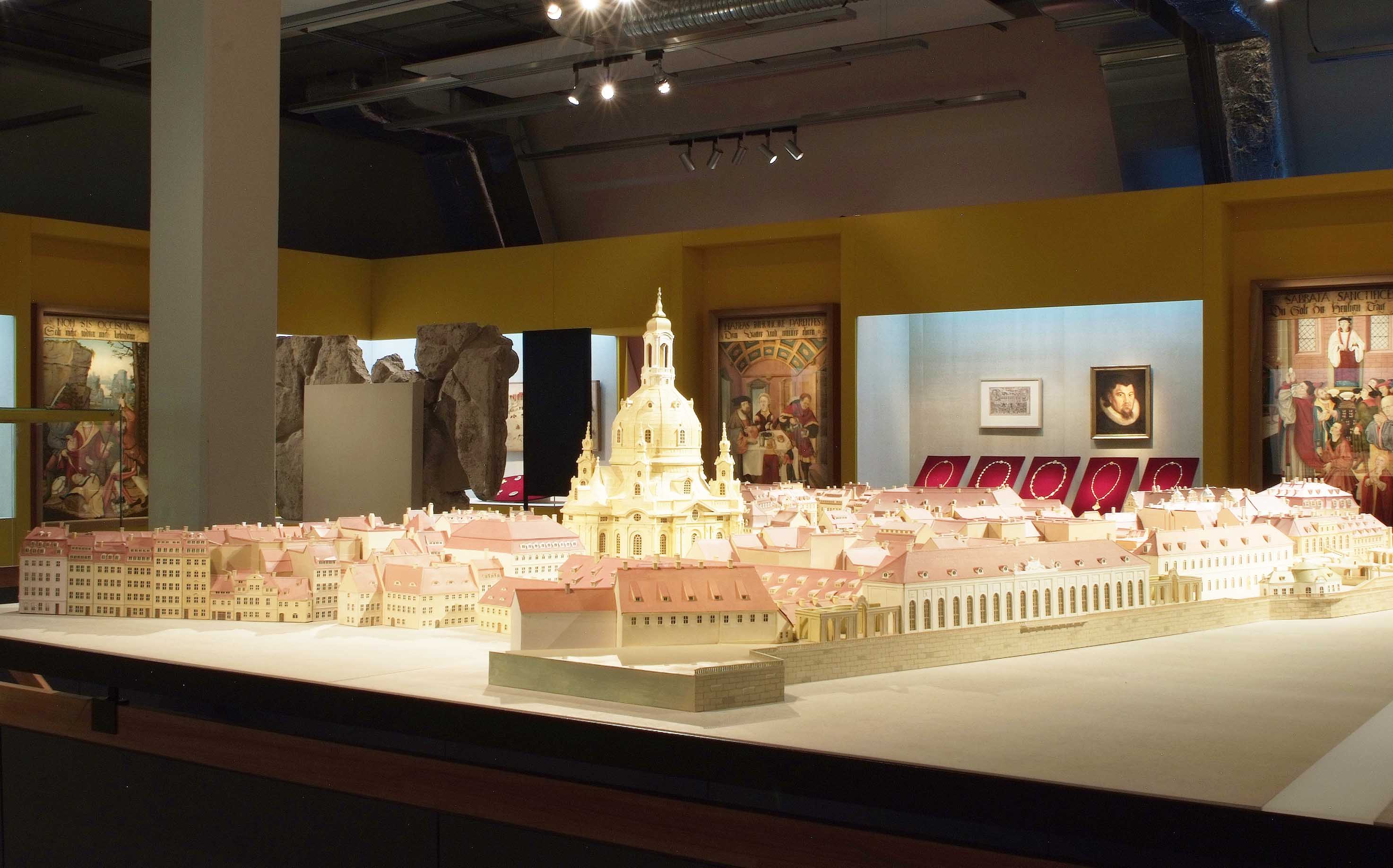 Historisches Modell von Dresden in der Dauerausstellung. In der Mitte ist die Frauenkirche zu sehen.